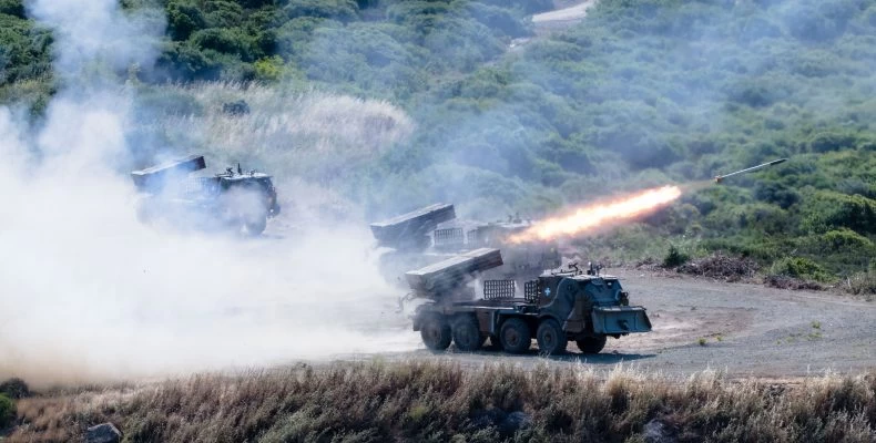 «Καταιγίδα» πραγματικών πυρών από το πυροβολικό στη Θράκη -Το πεδίο βολής πήρε «φωτιά»